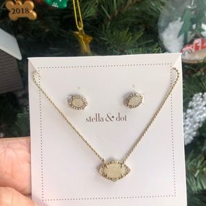 Earring and pendant necklace set